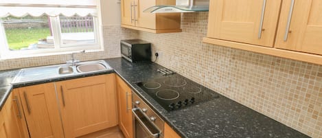 Cottage | Private kitchen | Fridge, electric kettle, toaster, cookware/dishes/utensils