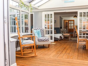 Cottage | Balcony - Bay Cosy (Pevensey)