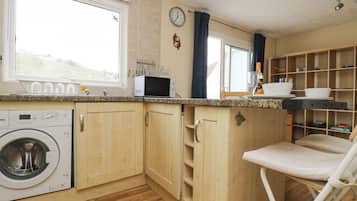 Refrigerador, tetera/pava eléctrica, tostadora, utensilios de cocina