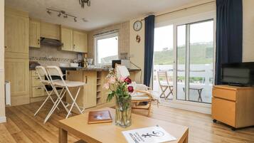 Refrigerador, tetera/pava eléctrica, tostadora, utensilios de cocina