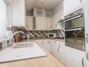 Cottage | Private kitchen | Fridge, dishwasher, electric kettle, toaster - Potter Hill Cottage (Pickering)