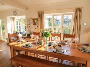Cottage | Private kitchen | Dishwasher, cookware/dishes/utensils