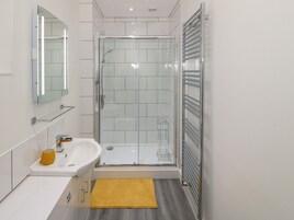 Cottage | Bathroom | Shower