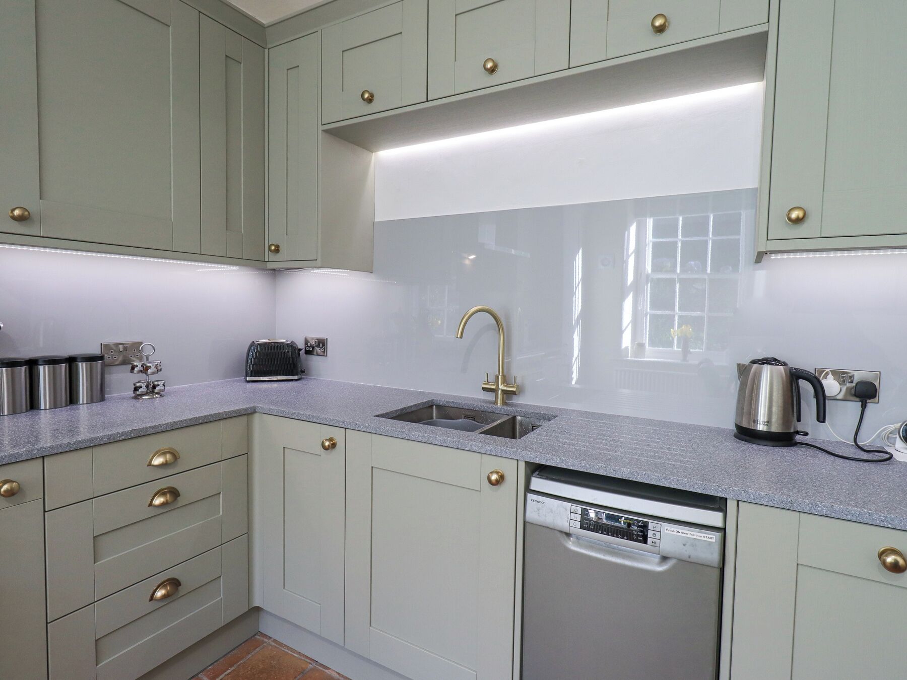 Cottage | Private kitchen | Fridge, dishwasher, electric kettle, toaster