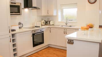 Cottage | Private kitchen | Fridge, dishwasher, electric kettle, toaster
