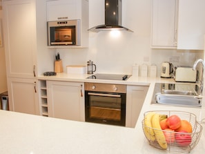 Cottage | Private kitchen | Fridge, dishwasher, electric kettle, toaster