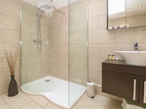 Cottage | Bathroom | Shower, hair dryer - The Little Paddock (Malmesbury)