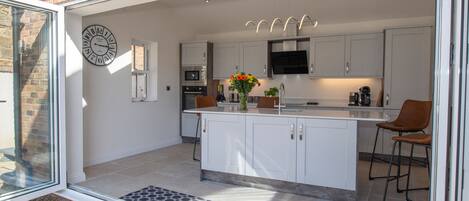 Cottage | Private kitchen | Fridge, dishwasher, electric kettle, toaster
