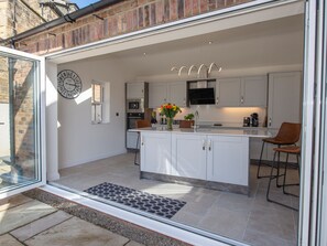 Mökki | Yksityinen keittiö | Jääkaappi, astianpesukone, vedenkeitin, leivänpaahdin