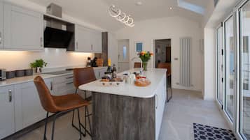 Cottage | Private kitchen | Fridge, dishwasher, electric kettle, toaster