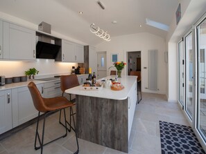 Mökki | Yksityinen keittiö | Jääkaappi, astianpesukone, vedenkeitin, leivänpaahdin