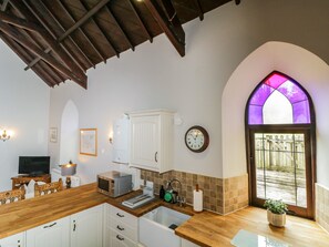 Casa de campo | Cocina privada | Refrigerador, lavavajillas, tetera eléctrica y tostadora 