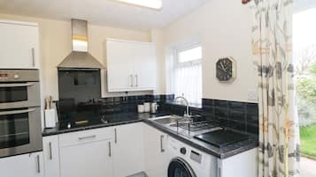 Cottage | Private kitchen | Fridge, electric kettle, toaster, cookware/dishes/utensils