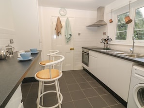 Cottage | Privékeuken | Een koelkast, kookgerei, borden en bestek