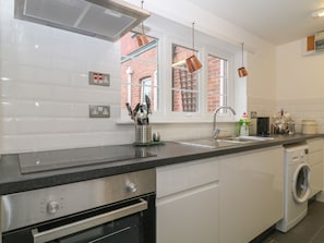 Cottage | Privékeuken | Een koelkast, kookgerei, borden en bestek