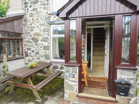 Cottage | Interior. Pen Dinas