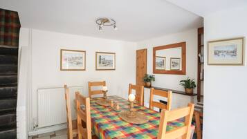 Cottage | Private kitchen | Fridge, microwave, electric kettle, cookware/dishes/utensils