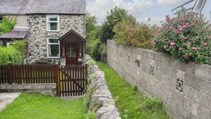 Una casa de piedra con una puerta de madera y una ventana pequeña.