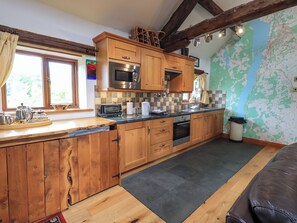 Cottage | Private kitchen | Fridge, dishwasher, cookware/dishes/utensils