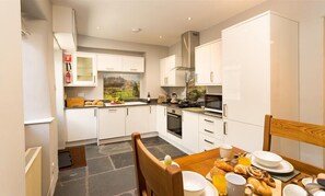 Cottage | Private kitchen | Fridge, dishwasher, cookware/dishes/utensils - Oxen Fell Cottage (Ambleside)