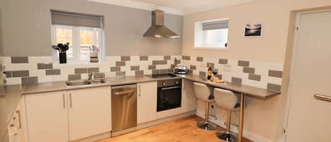 Cottage | Private kitchen | Fridge, dishwasher, electric kettle, toaster