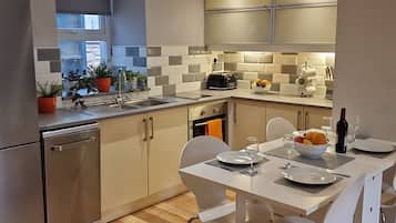 Cottage | Dapur pribadi | Lemari es, microwave, mesin pencuci piring, dan ketel listrik