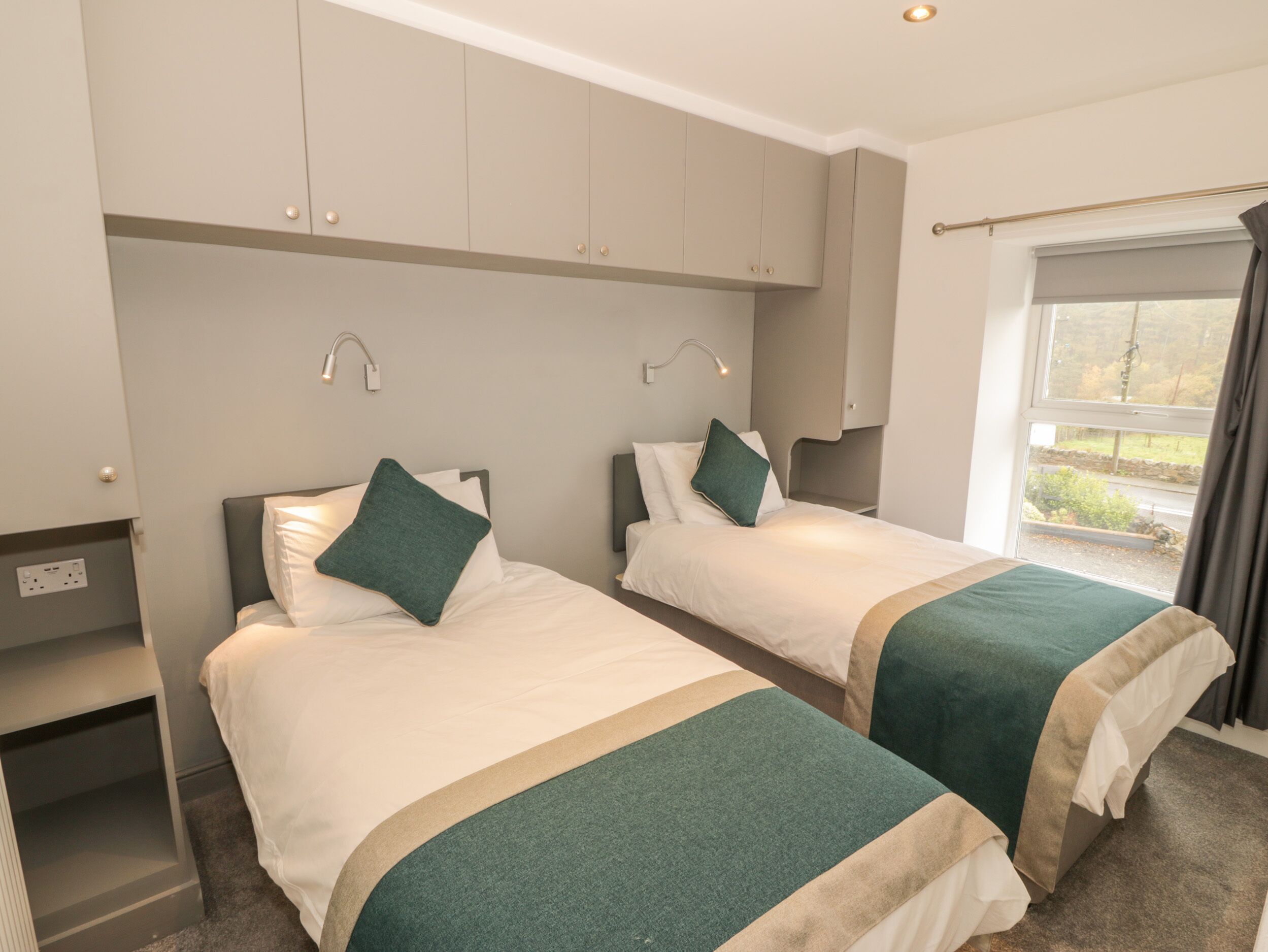 3 عدّة غرف نوم وبديكورات فريدة لكل غرفة وطراز فريد لكل وحدة