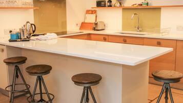 Cottage | Private kitchen | Fridge, dishwasher, electric kettle, toaster