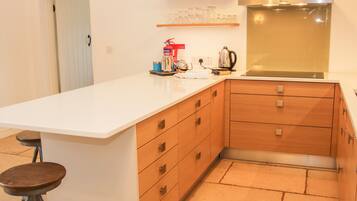 Cottage | Private kitchen | Fridge, dishwasher, electric kettle, toaster