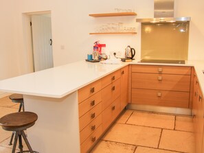 Cottage | Private kitchen | Fridge, dishwasher, electric kettle, toaster - Tree House Barn (Shrewsbury)