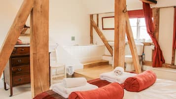 Cottage | 7 bedrooms, individually decorated, individually furnished, free WiFi