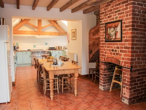 Cottage | Private kitchen | Fridge, dishwasher, electric kettle, cookware/dishes/utensils - Stockbatch Granary (Shrewsbury)