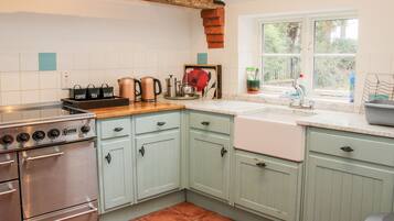 Cottage | Private kitchen | Fridge, dishwasher, electric kettle, cookware/dishes/utensils