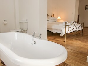 7 bedrooms, individually decorated, individually furnished, free WiFi - Stockbatch Granary at Pitchford Estate (Shrewsbury)