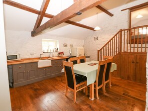 Cottage | Bếp riêng | Tủ lạnh, ấm điện, lò nướng bánh mì, dụng cụ nấu nướng/bát dĩa/dao nĩa