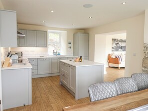 Casa de campo | Cocina privada | Refrigerador, lavavajillas, tetera eléctrica y tostadora 