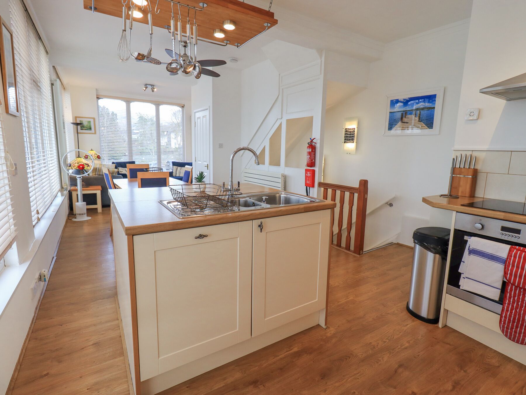 コテージ | 専用キッチン | 冷蔵庫、食器洗い機、調理器具と食器