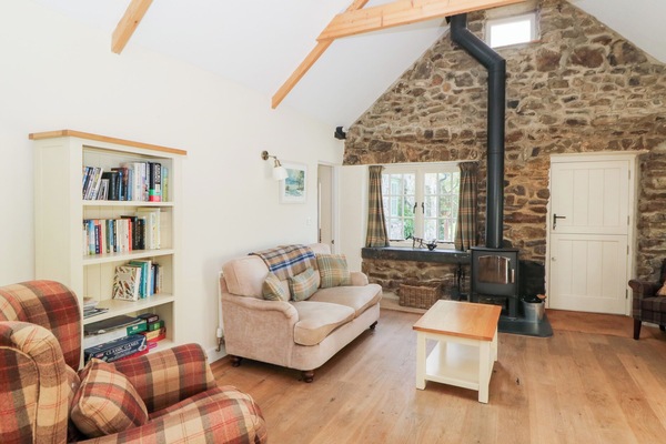 Cottage | Living area | Fireplace, DVD player