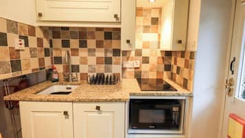 Mökki | Yksityinen keittiö | Astianpesukone, keittoastiat/astiat/ruokailuvälineet