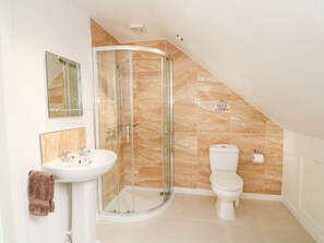 Cottage | Salle de bain | Douche, sèche-cheveux