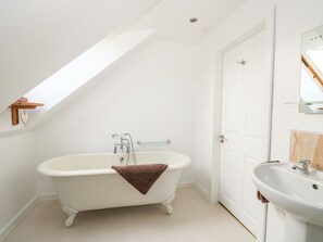 Cottage | Bathroom | Shower, hair dryer - Fairfield Cottage (Lincoln)