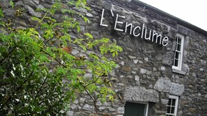 A stone building with a sign reading "L'Enclume."