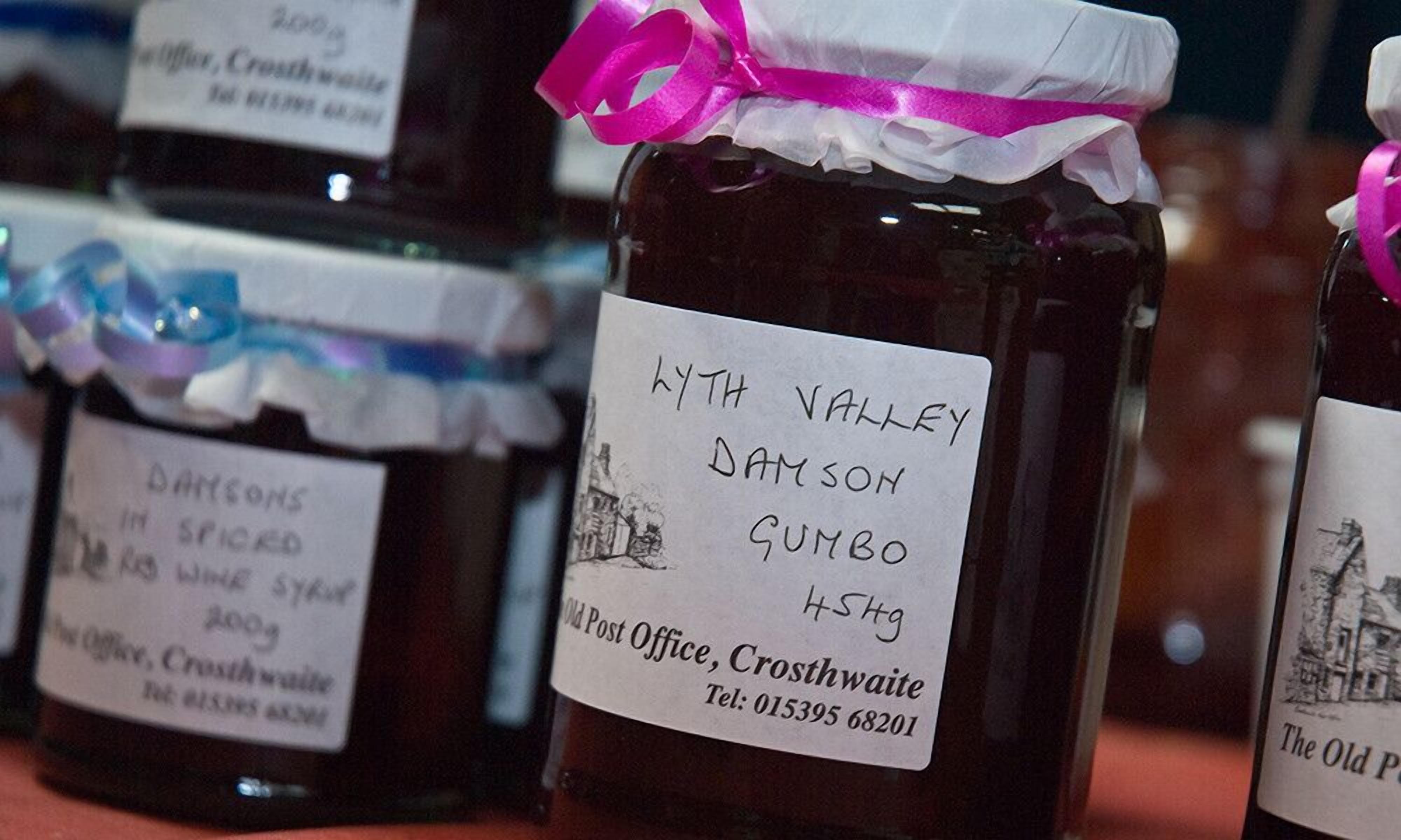 Gläser mit Marmelade, eines mit dem Aufdruck 'LYTH VALLEY DAMSON GUMBO'.