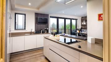 Cottage | Private kitchen | Fridge, dishwasher, cookware/dishes/utensils