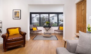 Cottage | Living room | TV, video-game console - Foxrock (Windermere)