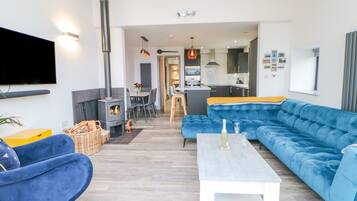 Cottage | Living room | Fireplace