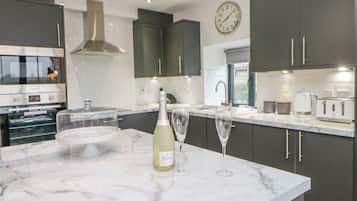 Cottage | Private kitchen | Fridge, microwave, dishwasher, electric kettle