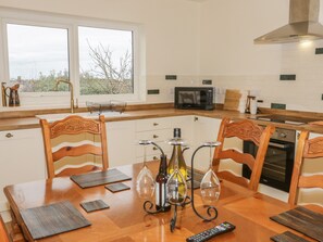 Cottage | Private kitchen | Fridge, dishwasher, electric kettle, toaster - Hardy Cottage (Tyn-y-Gongl)