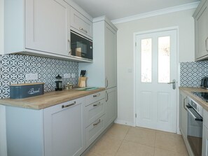 Cottage | Private kitchen | Fridge, dishwasher, electric kettle, toaster