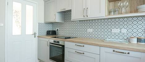 Cottage | Cucina privata | Frigorifero, lavastoviglie, bollitore elettrico, tostapane